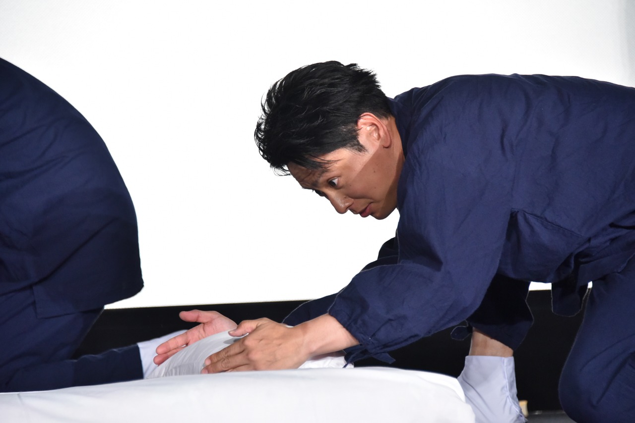 枕を整える山下健二郎。