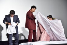 布団を敷くのに苦戦するダチョウ倶楽部。