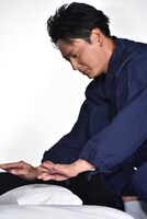 枕を整える山下健二郎。