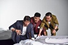 布団を敷き終わったダチョウ倶楽部。