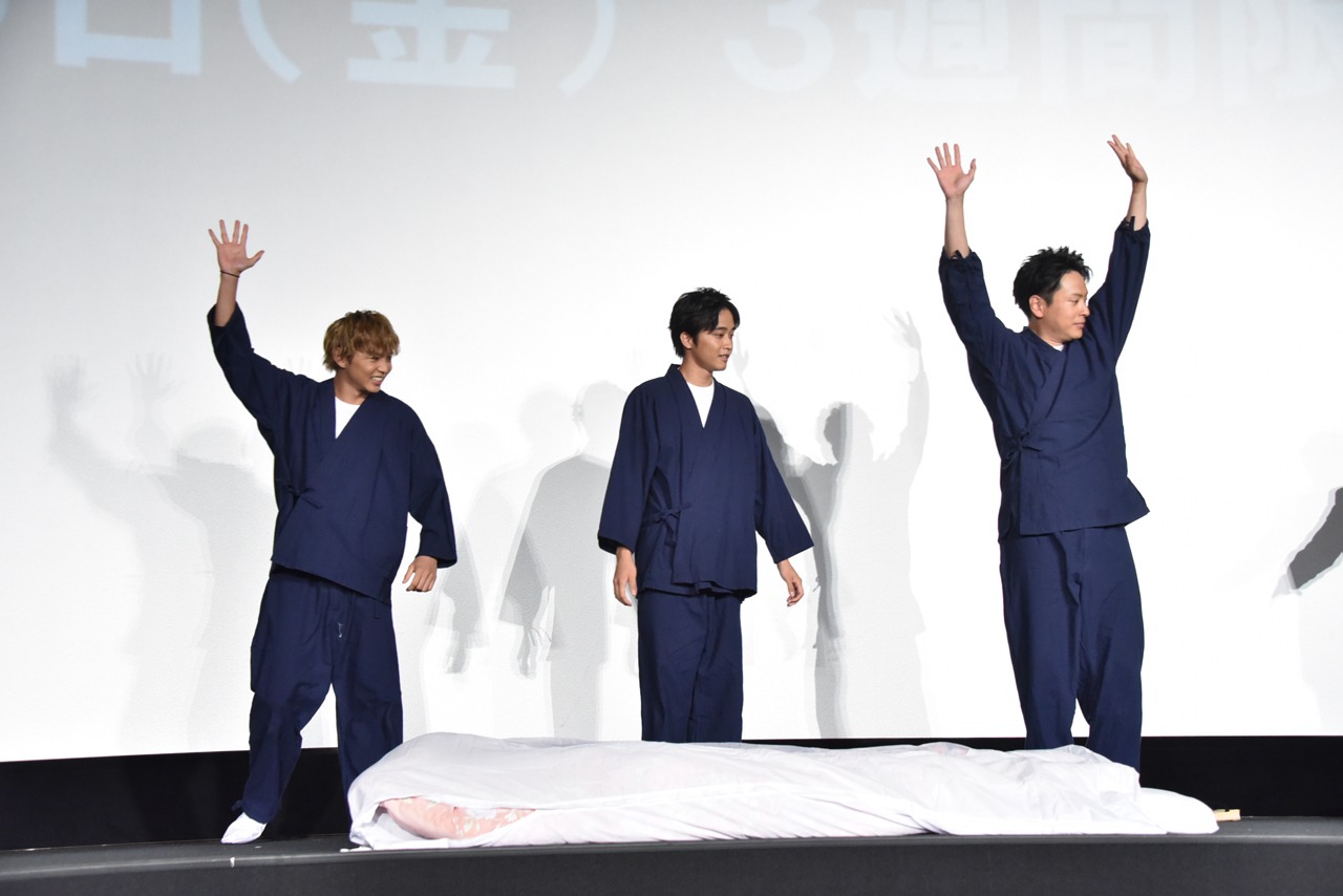 「布団早敷き対決」の様子。