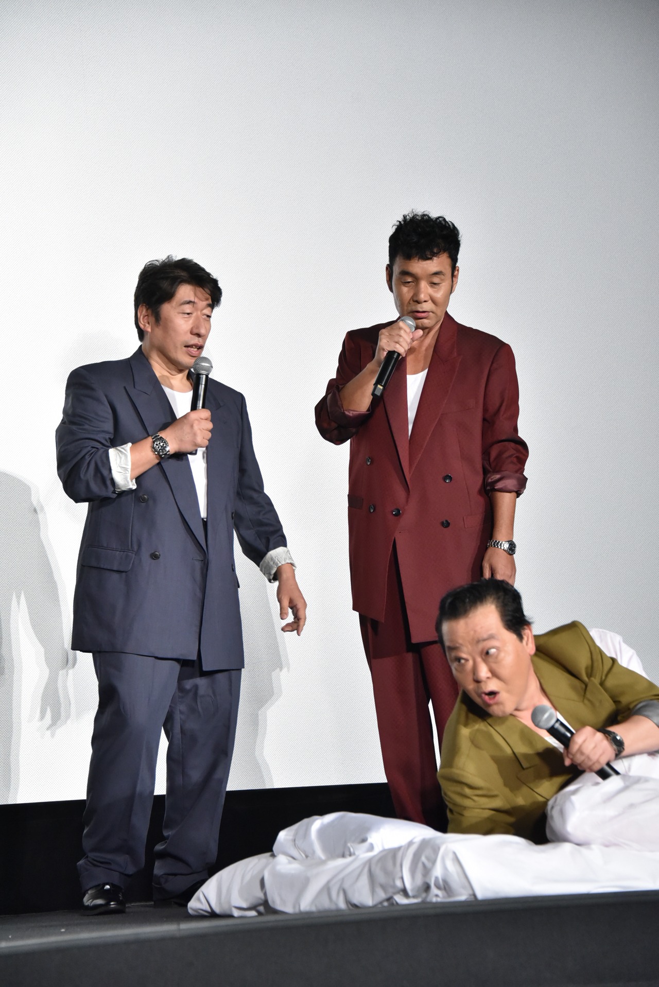 「布団早敷き対決」の様子。