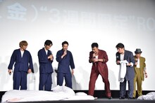 DTCが敷いた布団の綺麗さに驚くダチョウ倶楽部（右）。