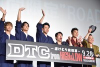 ムービーカメラに向かって手を振るDTCとダチョウ倶楽部。