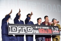 ムービーカメラに向かって「ヤー！」とポーズを決めるDTCとダチョウ倶楽部。