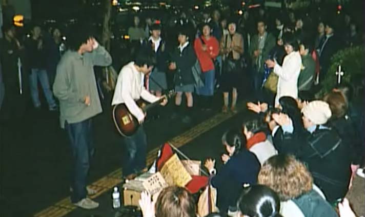 1999～2000年頃に撮影された、天王寺ミオ前でのストリートライブの様子。（写真提供：ワーナーミュージック・ジャパン）
