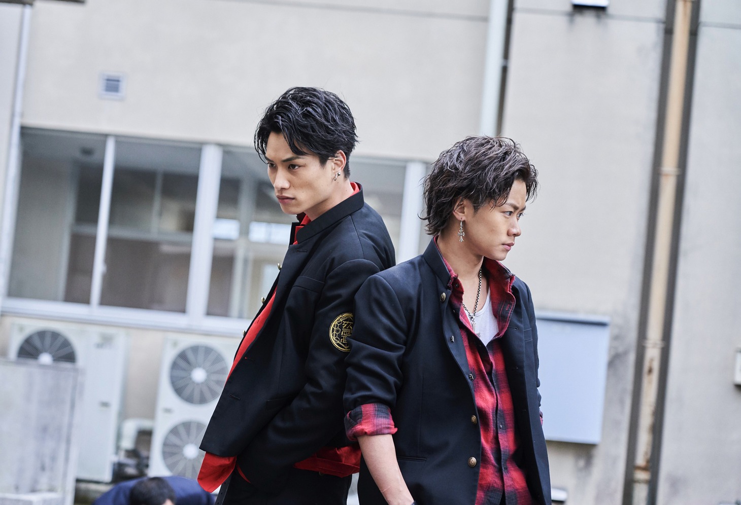 左から鈴木伸之演じる“ヤンキー王子 兄”京極尊人、川村壱馬演じる“ヤンキー王子 弟”京極竜。