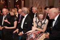 「VOGUE」編集長のアナ・ウィンター（右から2番目）。（写真提供：LDH JAPAN）