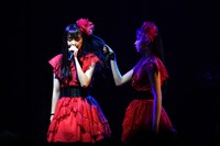 左から春名真依、彩木咲良。