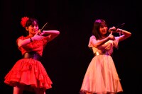 「卒業ラブテイスティ」でコラボレーションする清井咲希（左 / たこやきレインボー）と庄司芽生（右 / 東京女子流）。