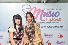 短期交換留学をする川本紗矢（AKB48）とステファニー・プリシラ・インダルト・プトゥリ（JKT48）。(c)AKS／(c)JKT48 Project