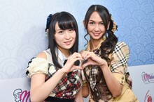 短期交換留学をする川本紗矢（AKB48）とステファニー・プリシラ・インダルト・プトゥリ（JKT48）。(c)AKS／(c)JKT48 Project