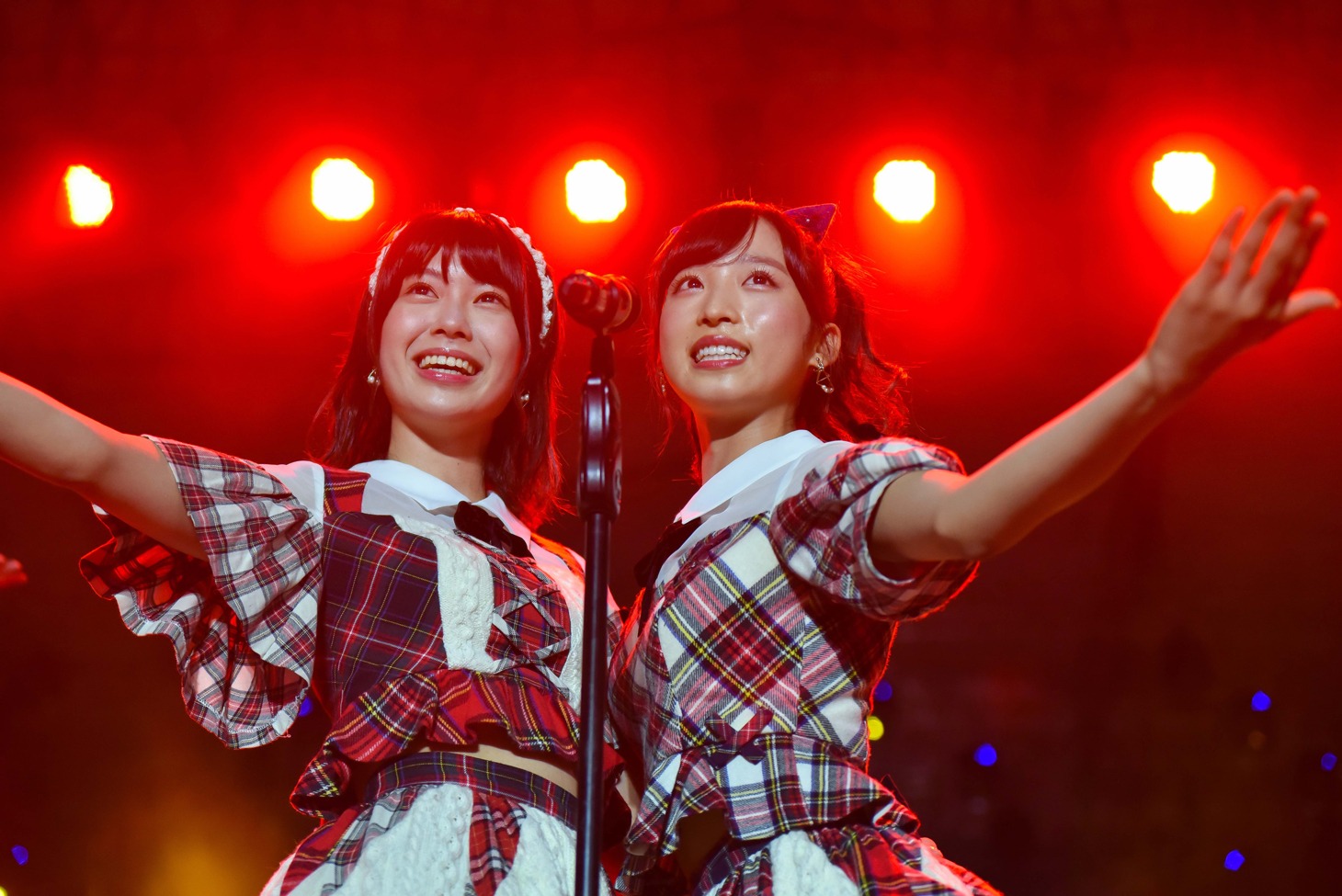 左から小田えりな、小栗有以。(c)AKS／(c)JKT48 Project