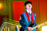 若井滉斗（G）（Photo by Hajime Kamiiisaka）