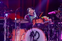 山中綾華（Dr）（Photo by Hajime Kamiiisaka）