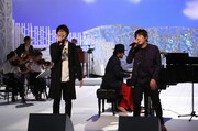 左から高橋優、スキマスイッチ。(c)フジテレビ