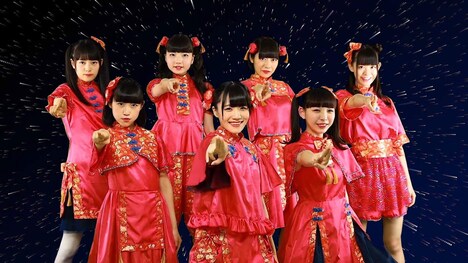 SAKA-SAMA「寿司でぃ・ないと・ふぃーばー!!」ミュージックビデオのワンシーン。