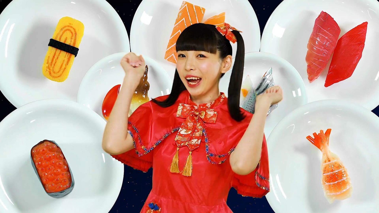 SAKA-SAMA「寿司でぃ・ないと・ふぃーばー!!」ミュージックビデオのワンシーン。