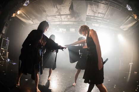 ステージ中央で手を合わすゆくえしれずつれづれ。（撮影：関上貴也）