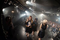 群青から記念品をプレゼントされた英艶奴。（撮影：関上貴也）