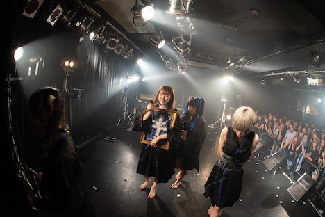 群青から記念品をプレゼントされた英艶奴。（撮影：関上貴也）