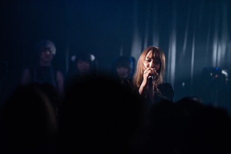 3人に見守られながら「Call my name Miss Felis」を歌う英艶奴。（撮影：関上貴也）