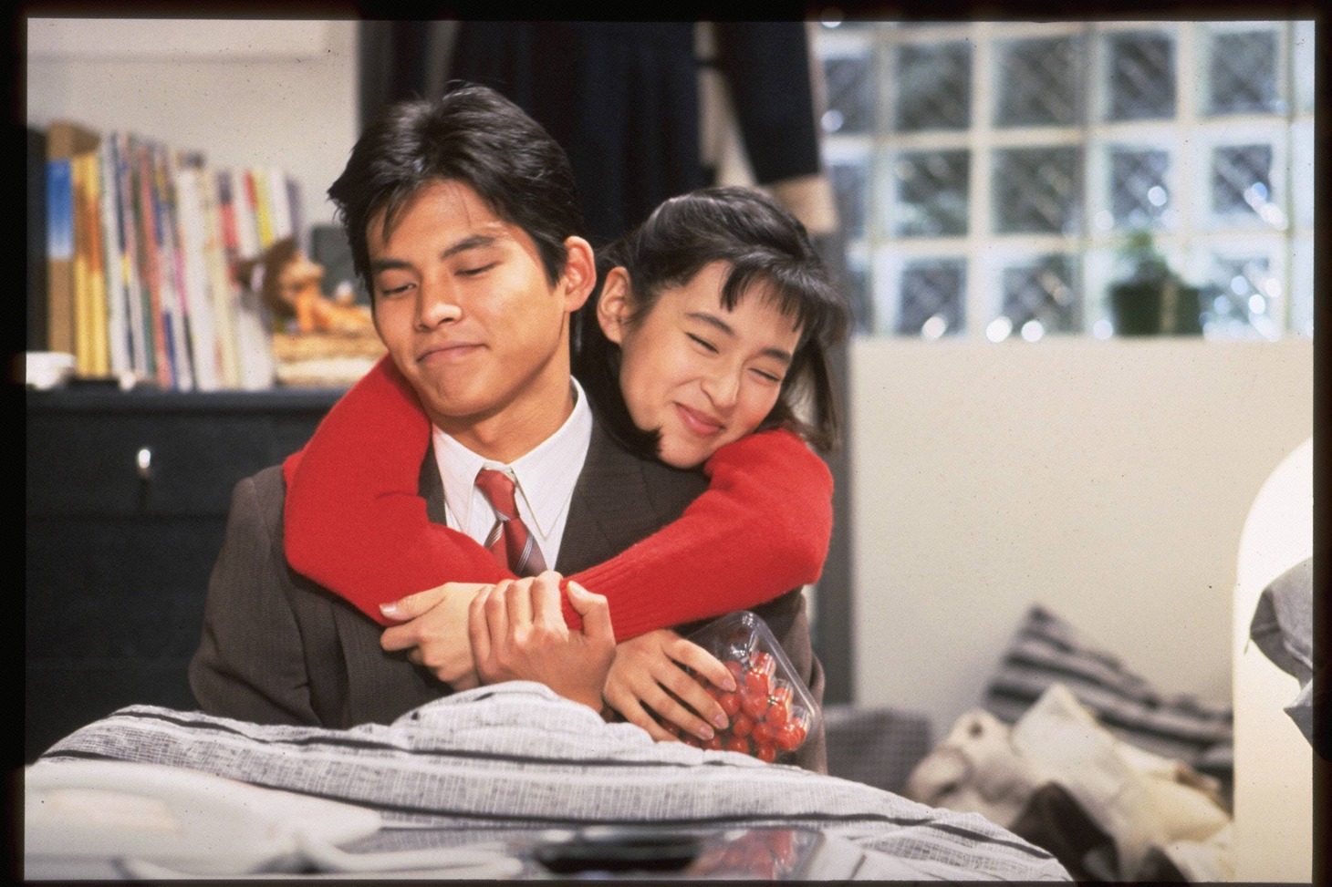「東京ラブストーリー」より、永尾完治（織田裕二）を抱きしめる赤名リカ（鈴木保奈美）。 (c)フジテレビ