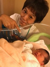 ワタナベイビー（Vo, G）と、その第2子。(c)Ameba