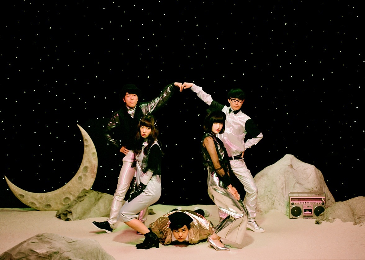 ドアノブロック、宇宙空間でラッキィ池田監修のダンス踊る「プラスチック隕石」MV