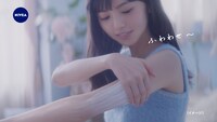 「ニベアボディ マシュマロケア」テレビCM「ふわわせ」編のワンシーン。