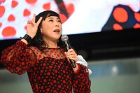 「伊吹ー！」という声援に応える椿鬼奴。