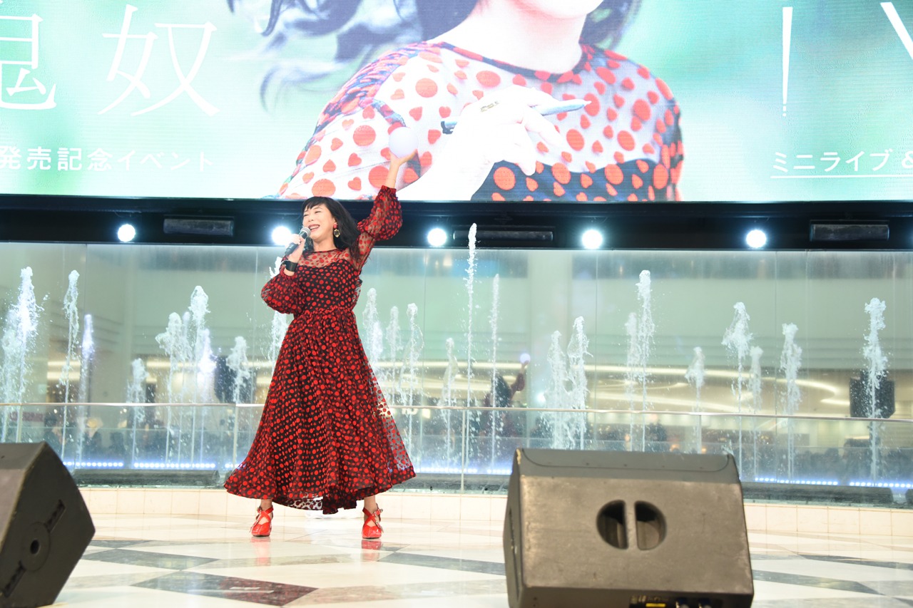 椿鬼奴のミニライブの様子。