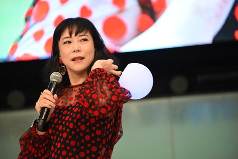 地球玉をおしゃれに持つ椿鬼奴。