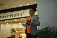 椿鬼奴のミニライブを見守る天津・向。