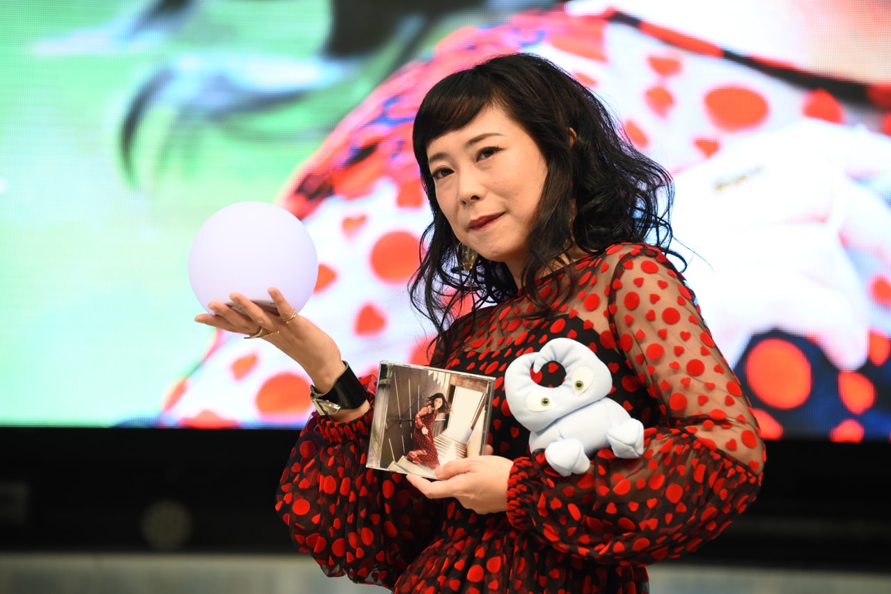 椿鬼奴が噴水広場で「IVKI」リリイベ、温かいオーディエンスに涙