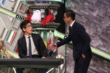 岸博幸に絡むEXILE AKIRA。(c)フジテレビ