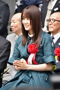 サンロッカーズ渋谷のマスコット・サンディーによるダンスパフォーマンスを楽しむ菅井友香(欅坂46)。