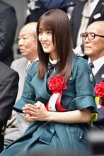 サンロッカーズ渋谷のマスコット・サンディーによるダンスパフォーマンスを楽しむ菅井友香（欅坂46）。