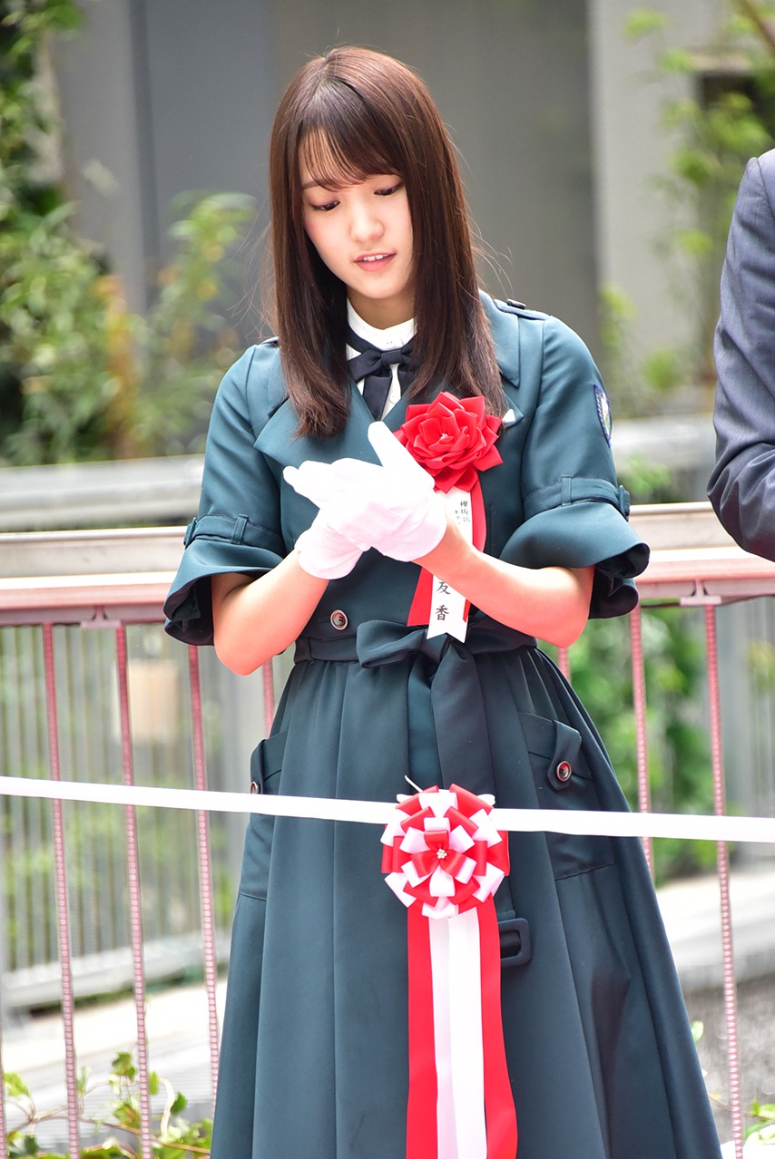 テープカット用の白手袋を着用する菅井友香（欅坂46）。