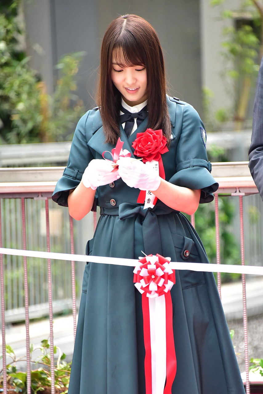 テープカット用のハサミを見つめる菅井友香（欅坂46）。