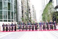 渋谷ストリームのオープニングセレモニーで行われたテープカットの様子。