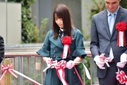 テープをカットする菅井友香(欅坂46)。