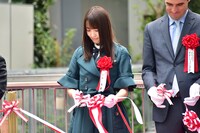 テープをカットする菅井友香（欅坂46）。