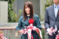 テープをカットした菅井友香（欅坂46）。