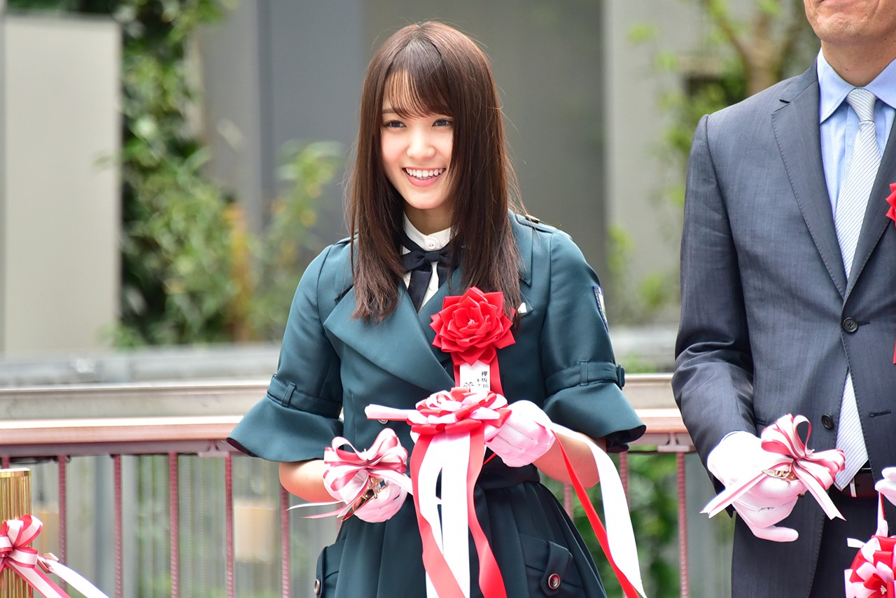 テープをカットした菅井友香（欅坂46）。