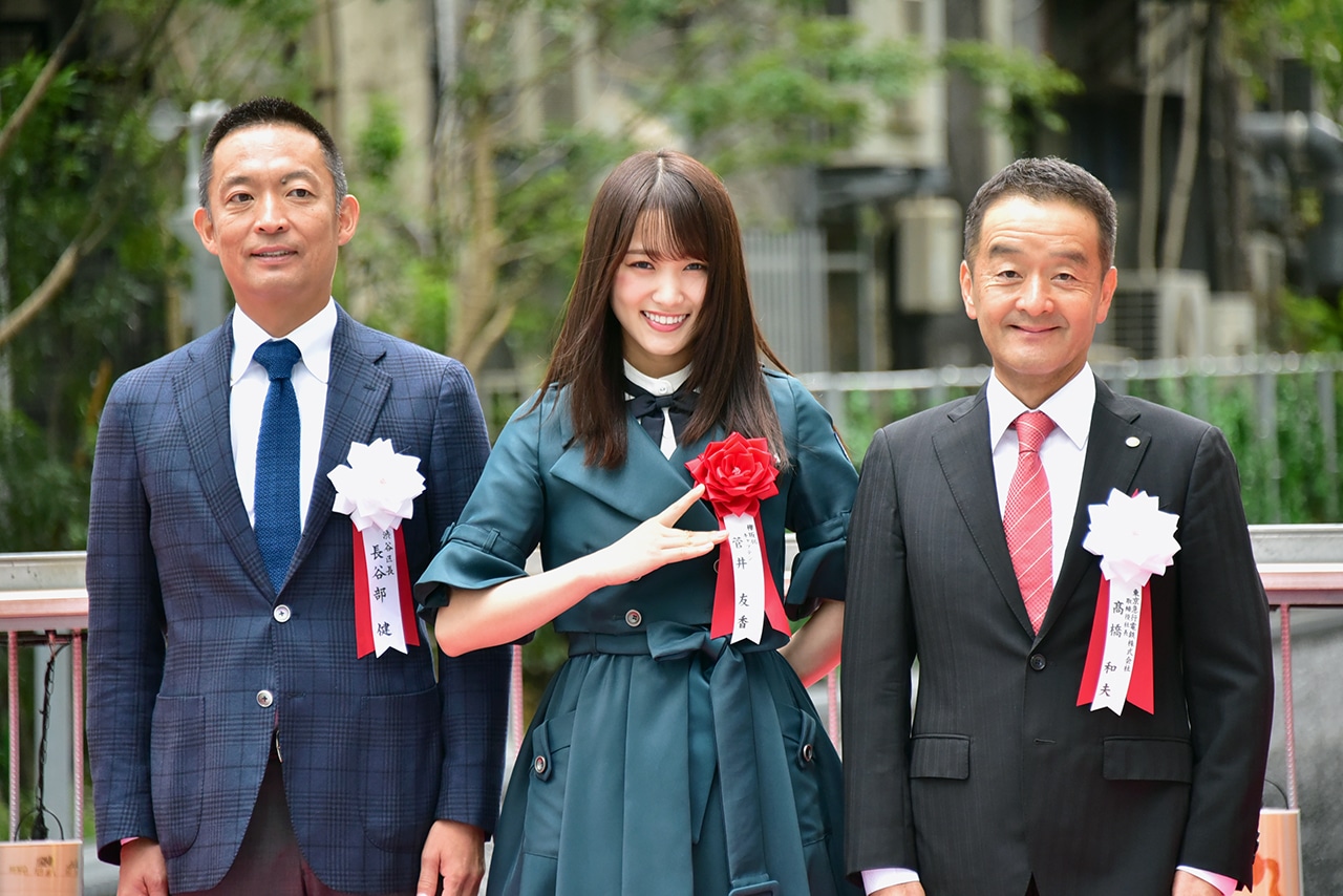 左から長谷部健渋谷区長、菅井友香（欅坂46）、東京急行電鉄株式会社の高橋和夫取締役社長。