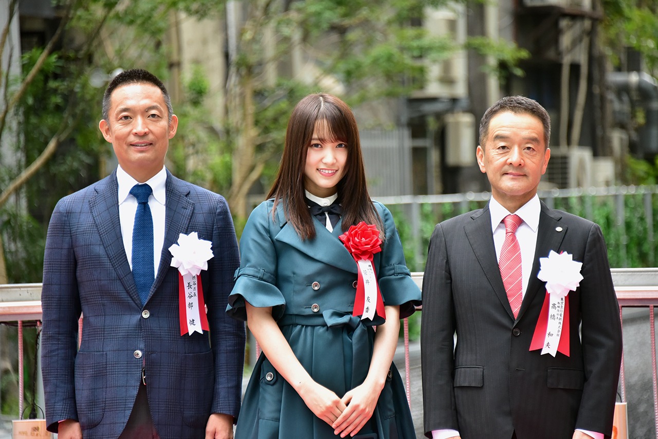 左から長谷部健渋谷区長、菅井友香（欅坂46）、東京急行電鉄株式会社の高橋和夫取締役社長。