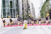 サンロッカーズ渋谷のマスコット・サンディーと専属チアリーダーのサンロッカーガールズ。