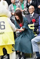 サンロッカーズ渋谷のマスコット・サンディーと握手する菅井友香（欅坂46）。