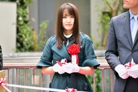 テープカットに参加する菅井友香（欅坂46）。